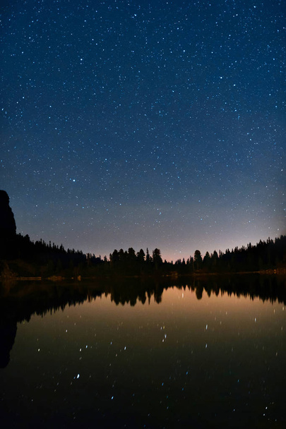 Via Lattea e lago di montagna con stelle riflesse
 - Foto, immagini