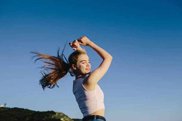 Sportlerin springt, genießt das Leben - Foto, Bild