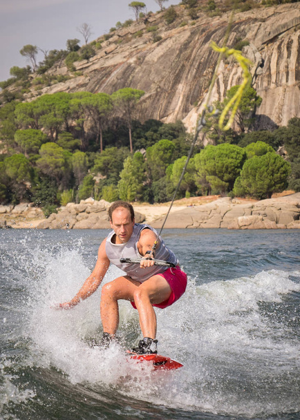 Wakeboarding αστείο άθλημα στη λίμνη - Φωτογραφία, εικόνα
