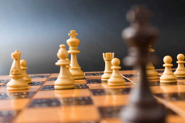 Σκάκι φωτογραφήθηκε σε μια σκακιέρα - Φωτογραφία, εικόνα