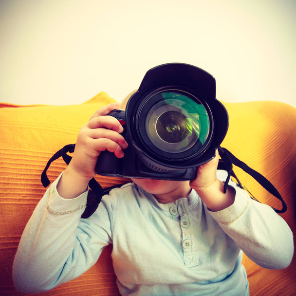Kind spelen met grote professionele digitale camera - Foto, afbeelding