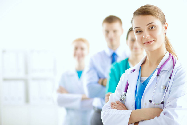 Houkutteleva naislääkäri lääketieteellisen ryhmän edessä - Valokuva, kuva