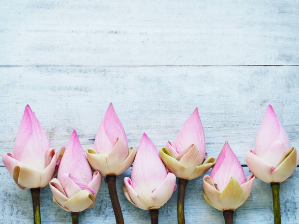 Růžový lotos květy na modré dřevěný stůl. - Fotografie, Obrázek