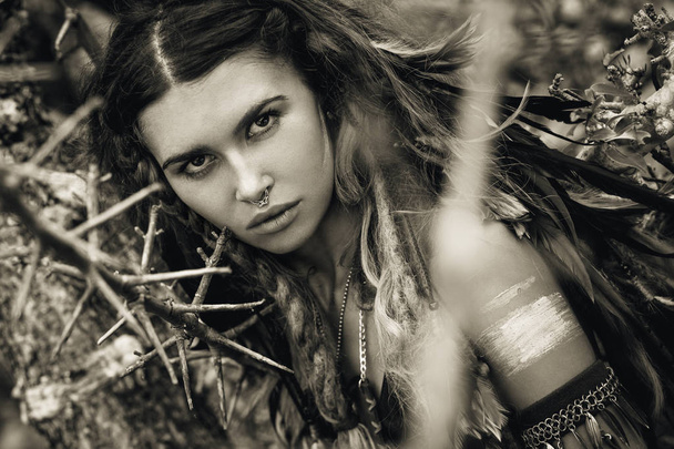 wild amazon woman portrait with tree thorns - Foto, afbeelding