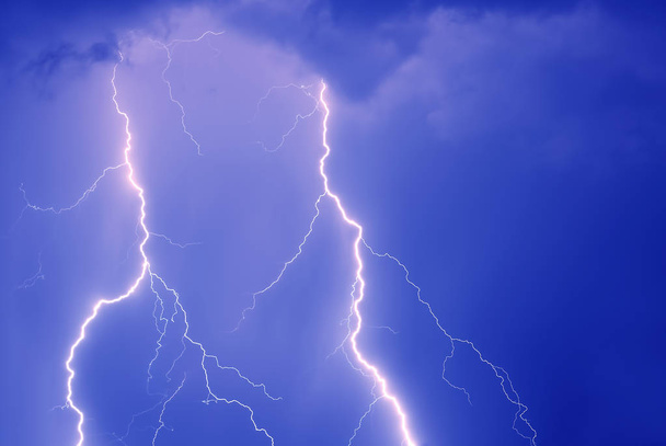 Entladung Blitz in bewölkten Himmel  - Foto, Bild