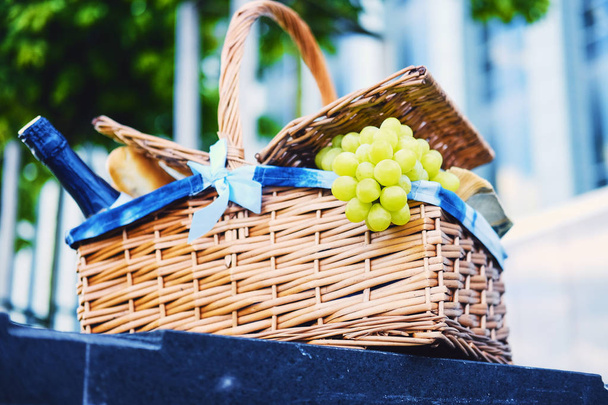 Picnic basket full of fruits - Foto, imagen