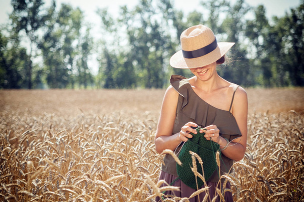 mujer joven tejiendo
 - Foto, Imagen