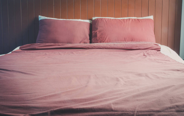 Bett mit Kissen und brauner Bettdecke - Foto, Bild