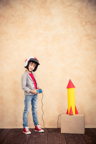 Kid playing with cardboard rocket - Foto, Imagen