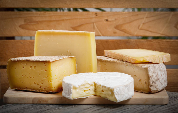 Διάφορα Γαλλικά τυριά Νορμανδία και Savoie - Φωτογραφία, εικόνα