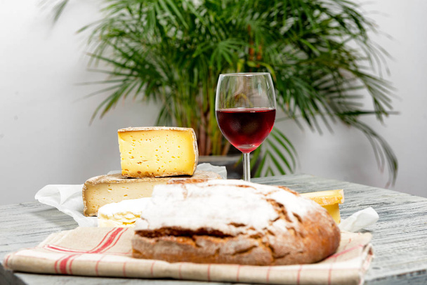 Διάφορα Γαλλικά τυριά με ένα ποτήρι κρασί - Φωτογραφία, εικόνα