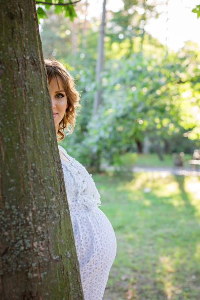 pregnant woman posing in park  - Foto, Imagen