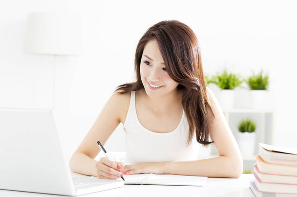 estudiante femenina feliz estudiando con el ordenador portátil
 - Foto, Imagen