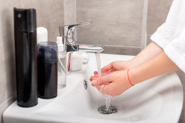 Nainen pesu kädet - Valokuva, kuva