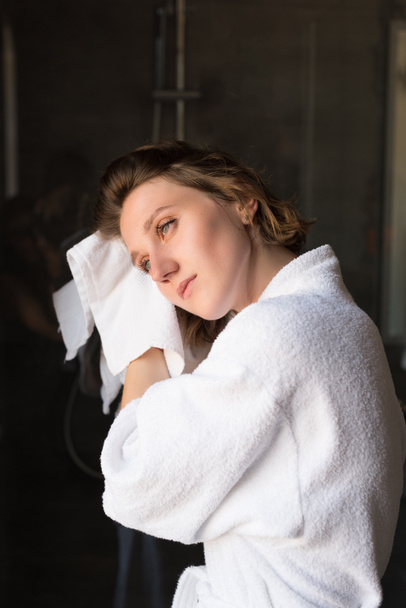 Young woman with towel - Foto, Bild