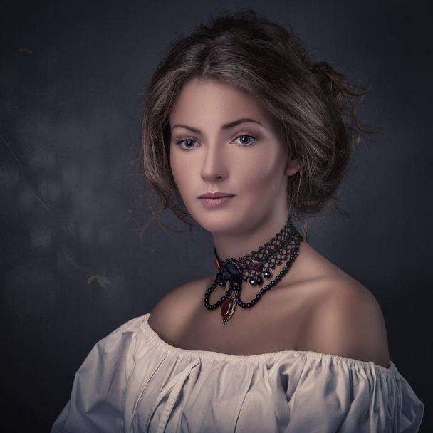 woman in white blouse and necklace - Foto, afbeelding