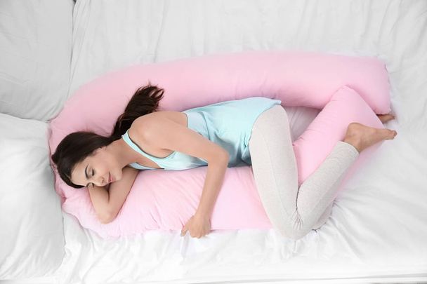 beautiful woman sleeping in bed - Foto, immagini