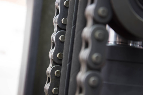 Close up van de keten in hand-lift - Foto, afbeelding