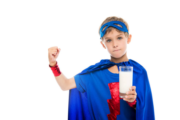 牛乳のガラスを持つスーパー ヒーロー少年 - 写真・画像