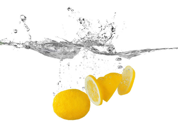 Vers gesneden citroen in water   - Foto, afbeelding