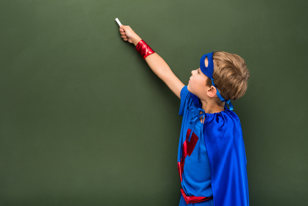 школьник в костюме супергероя
 - Фото, изображение