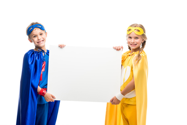 superhéroes sosteniendo tablero en blanco
 - Foto, imagen