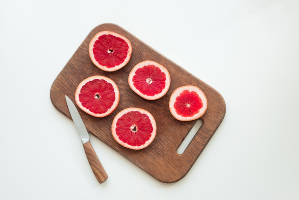 Grapefruit in Scheiben geschnitten auf Schneidebrett - Foto, Bild