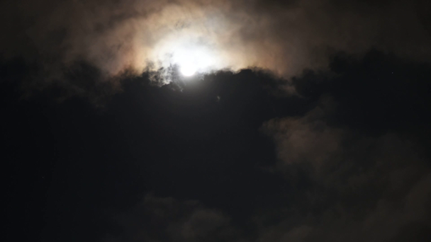 渦巻く雲の背後にあるムーン上昇 - 映像、動画