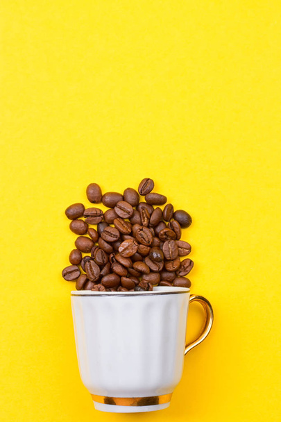 Kaffeebohnen aus Tasse verschüttet - Foto, Bild
