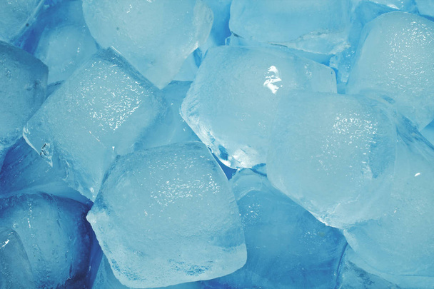 Крижані абстрактні кубики льоду в синій мисці
 - Фото, зображення
