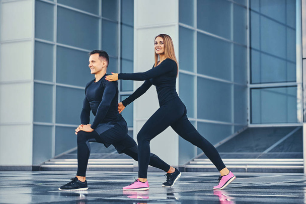 Fitness couple stretching - Foto, imagen