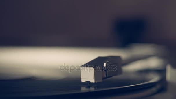 レコードプレーヤーレコードヴィンテージレコードを再生するレトロターンテーブル - 映像、動画
