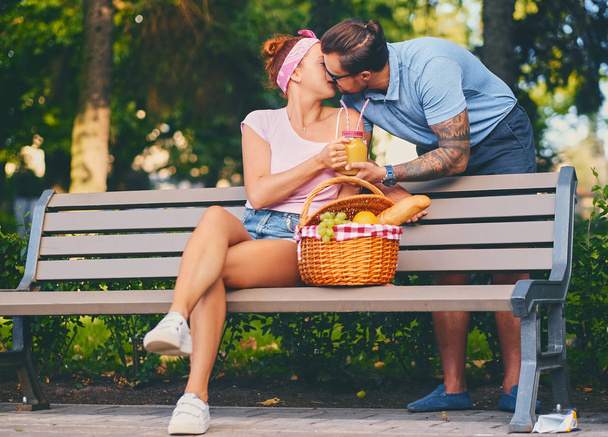 Пара устраивает пикник - Фото, изображение