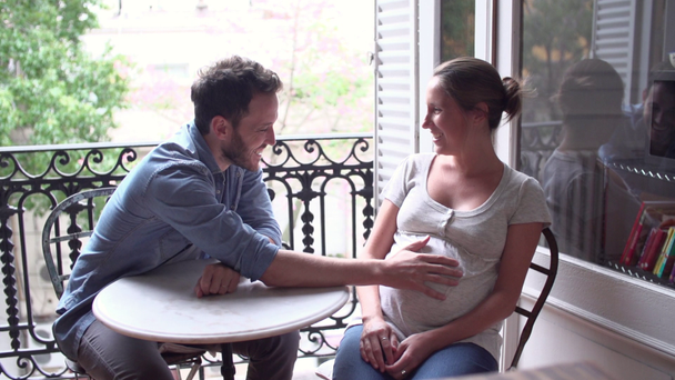 出産を控えたカップルが一緒に時間を過ごす - 映像、動画