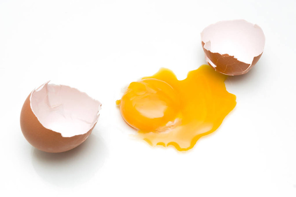 Huevo roto aislado sobre fondo blanco - Foto, imagen