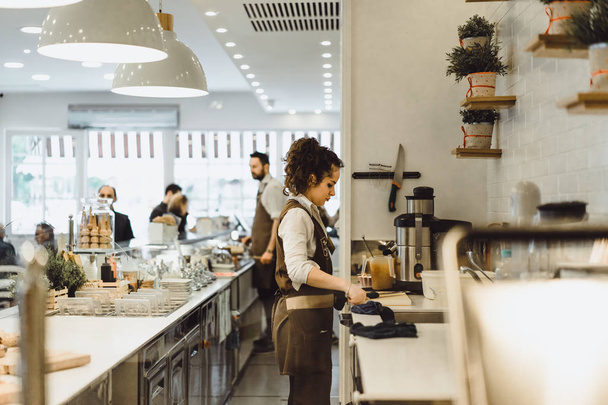 barista serving customers - Фото, зображення