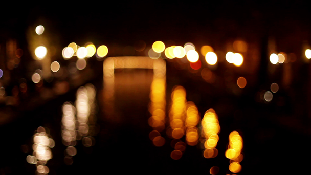 Megvilágított híd ível át a csatorna  - Felvétel, videó