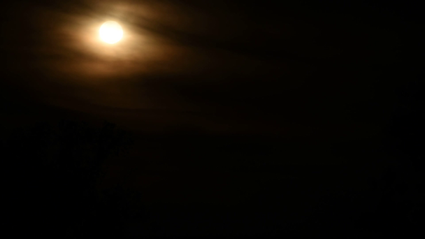 Moon rising nehéz fátyol felhők mögött - Felvétel, videó