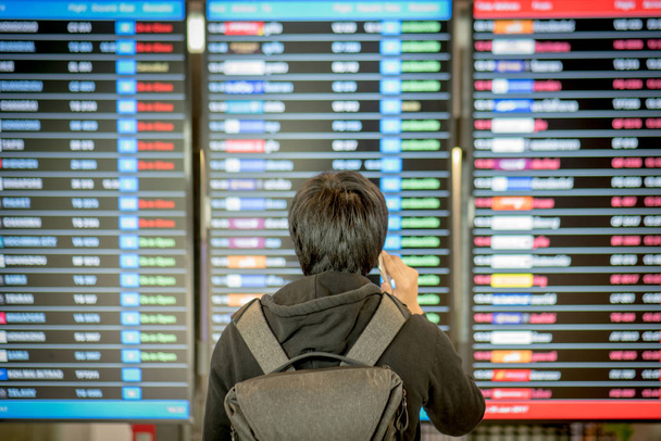 Fiatal ázsiai férfi hátizsák táska ellenőrzés a repülés - Fotó, kép