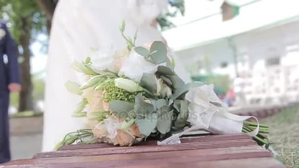 nimmt die Braut ihren Brautstrauß. im Rahmen ein Blumenstrauß aus nächster Nähe - Filmmaterial, Video
