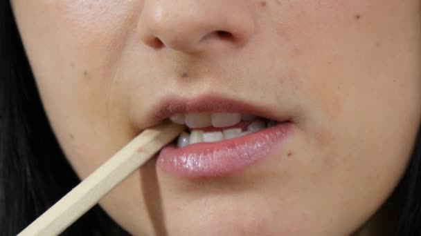 Close-up da boca de um estudante com um lápis
 - Filmagem, Vídeo