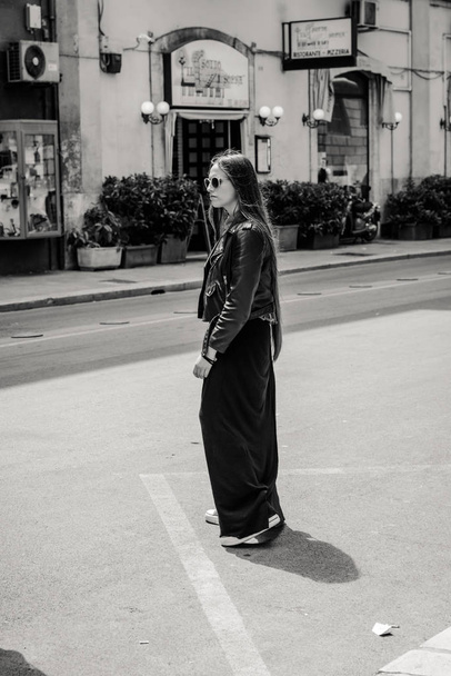 Woman standing at urban street - Foto, afbeelding