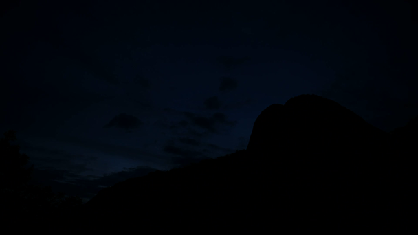 Crepúsculo desvaneciéndose a la noche detrás de la montaña
  - Metraje, vídeo
