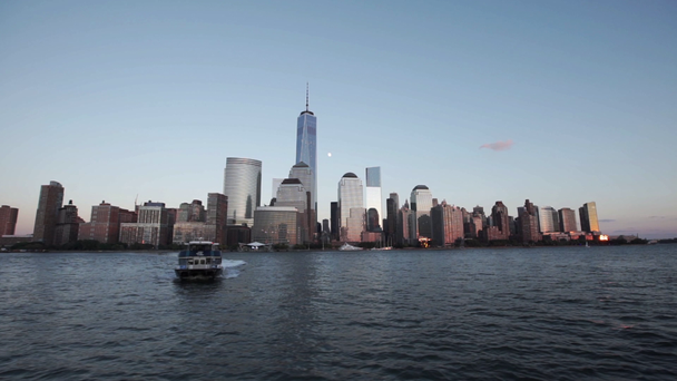 A Manhattan belvárosának közelében Hudson folyó ferry hajó  - Felvétel, videó