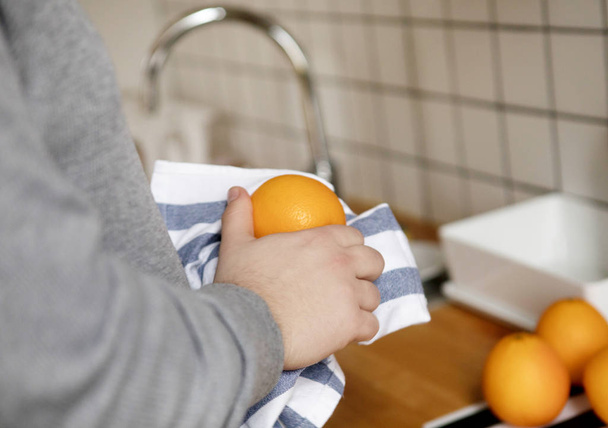 Preparing orange fruits - 写真・画像