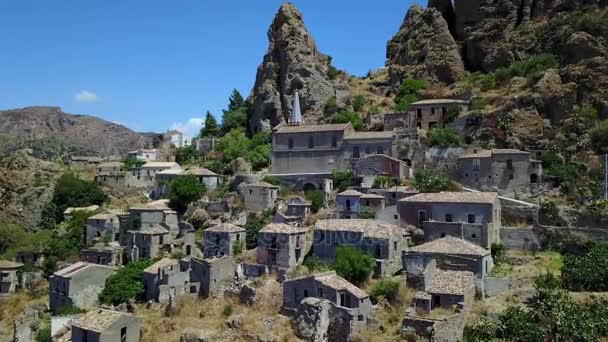 Εναέρια άποψη από το μικρό χωριό του Pentedattilo, εκκλησία και ερείπια από το εγκαταλελειμμένο χωριό, ελληνική αποικία στο όρος Calvario - Πλάνα, βίντεο