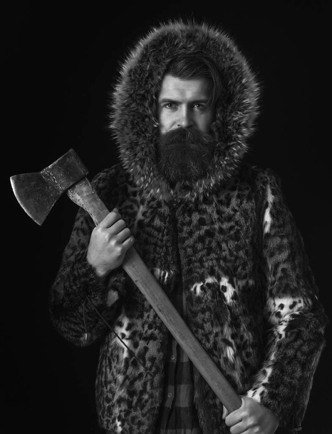 bearded man in fur with axe - Valokuva, kuva