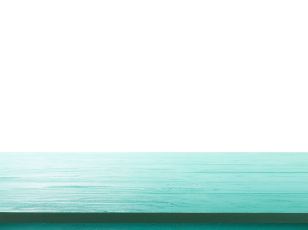 lege houten blauwe tafelblad geïsoleerd op een witte achtergrond, gebruikt voor weergave of montage van uw producten - Foto, afbeelding