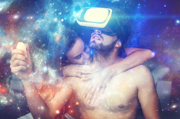 Человек в очках виртуальной реальности открывает волшебную вселенную фантазий с девушкой
 - Фото, изображение