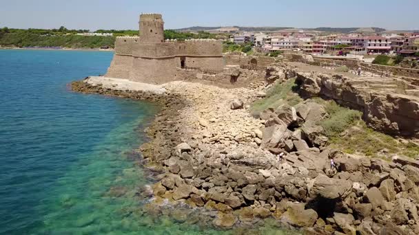 Luchtfoto van de Aragonese kasteel van Le Castella, Le Castella, Calabrië, Italië - Video